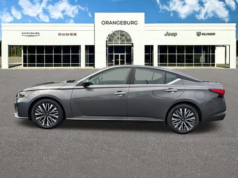 Used 2025 Nissan Altima 2.5 SV FWD image 5