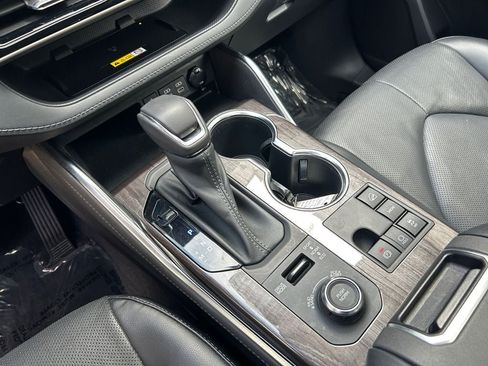 Used 2023 Toyota Highlander Limited AWD/4WD image 18