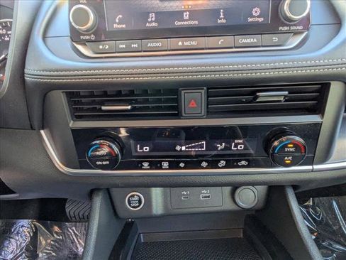 Used 2023 Nissan Rogue SV image 16