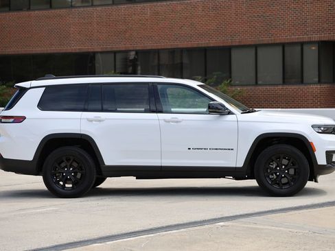 Used 2024 Jeep Grand Cherokee L Altitude AWD/4WD image 4