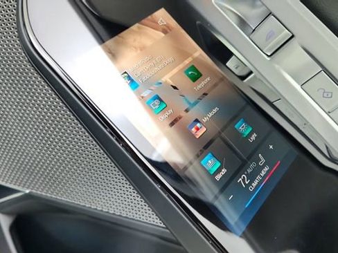 Used 2024 BMW 740i xDrive w/ Premium Package image 30