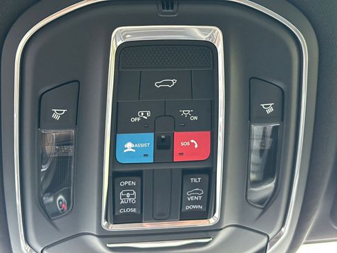 New 2025 Jeep Grand Cherokee Laredo X w/ Luxury Tech Group I image 24