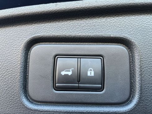 Used 2025 Nissan Pathfinder SV FWD image 23