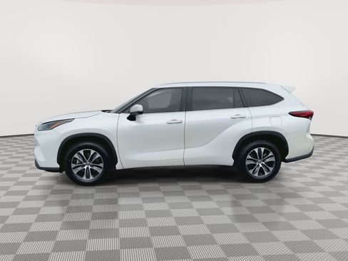 Used 2021 Toyota Highlander XLE image 5