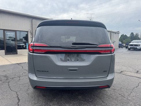 Used 2023 Chrysler Pacifica Touring-L w/ S Appearance Package AWD/4WD image 3
