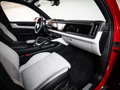 Certified 2026 Porsche Cayenne AWD/4WD image 28
