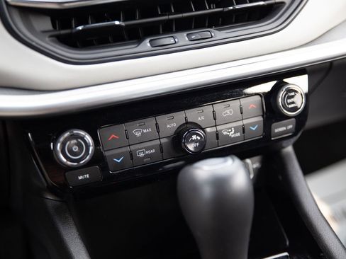 Used 2025 Jeep Compass Limited image 15