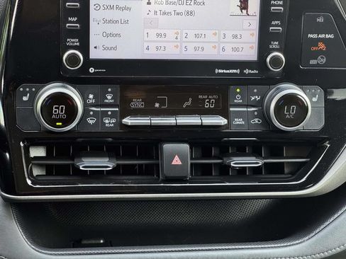 Used 2022 Toyota Highlander XLE FWD image 5