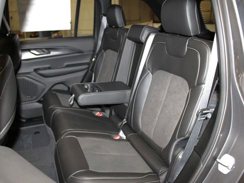 New 2025 Jeep Grand Cherokee Laredo image 28