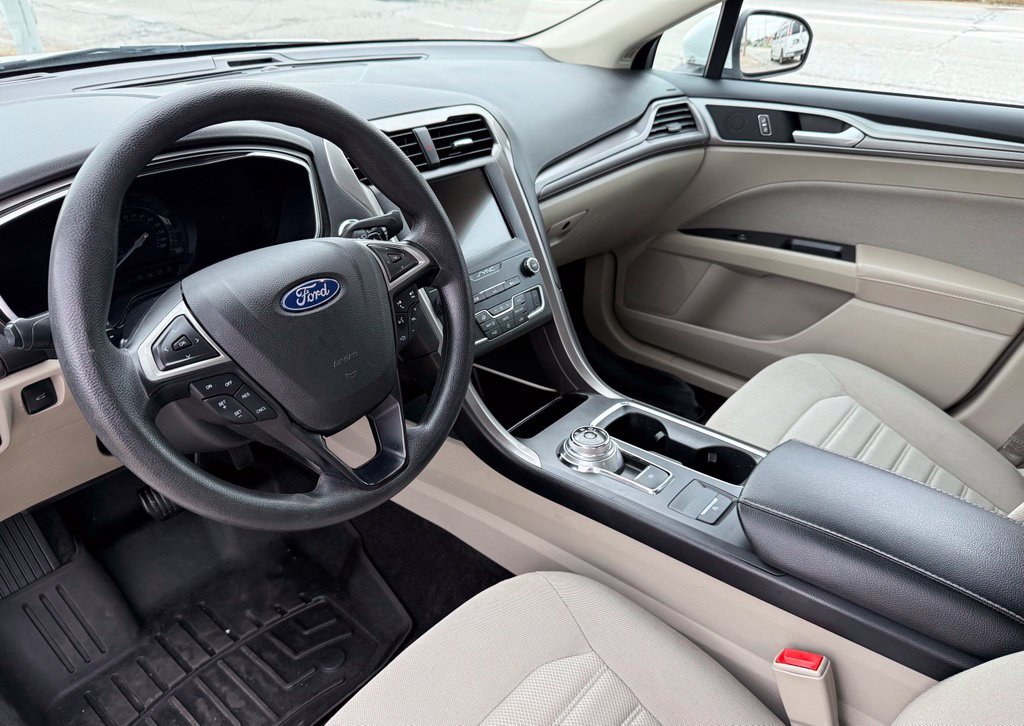 Used 2019 Ford Fusion SE FWD image 24