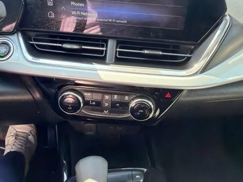 Used 2025 Chevrolet Trax LT FWD image 12