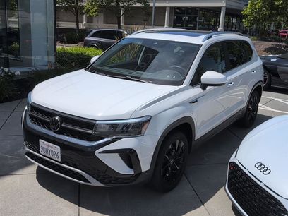 Used 2023 Volkswagen Taos SE w/ Panoramic Sunroof Package