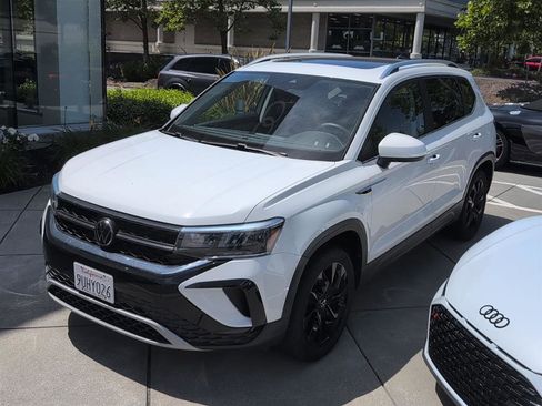 Used 2023 Volkswagen Taos SE w/ Panoramic Sunroof Package FWD image 1