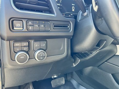 Used 2023 GMC Yukon XL SLT AWD/4WD image 20