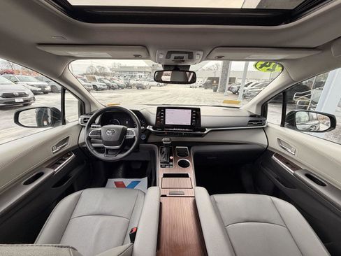 Used 2024 Toyota Sienna XLE image 30
