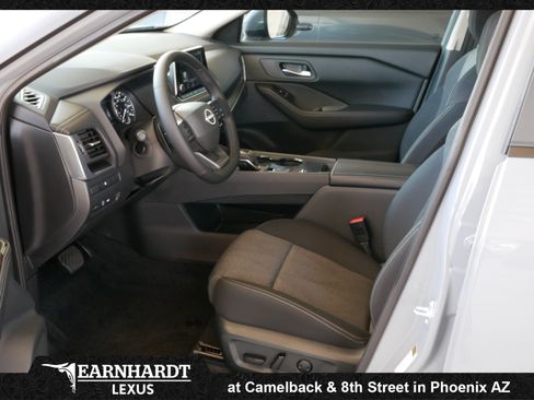 Used 2026 Nissan Rogue SV FWD image 4