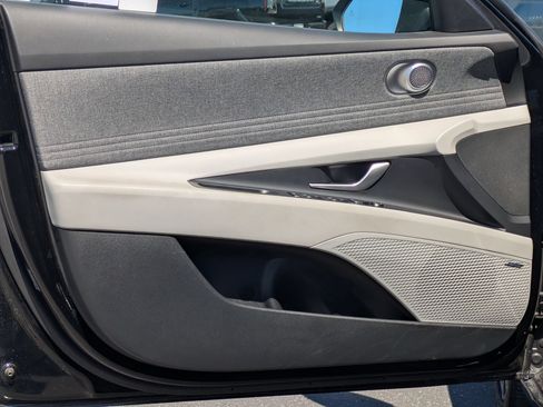 Certified 2025 Hyundai Elantra Limited FWD image 15