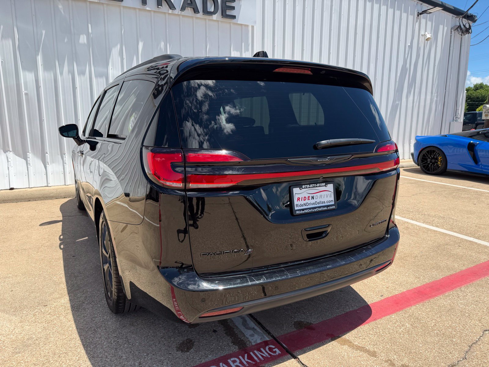 Used 2025 Chrysler Pacifica Limited FWD image 5