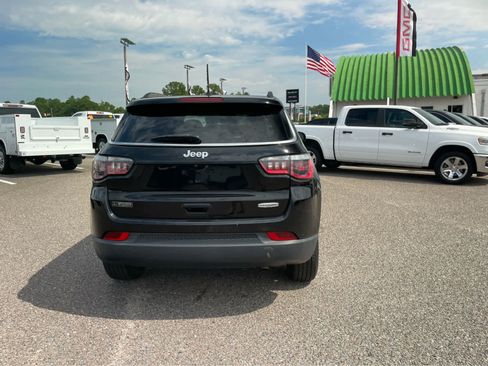 Used 2018 Jeep Compass Latitude FWD image 6