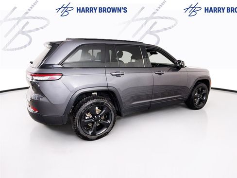 Used 2022 Jeep Grand Cherokee Altitude image 30