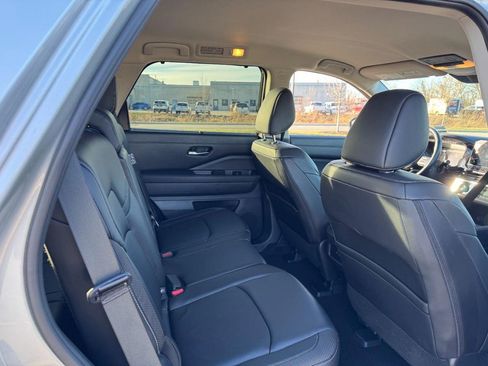 Used 2025 Nissan Pathfinder SL image 10