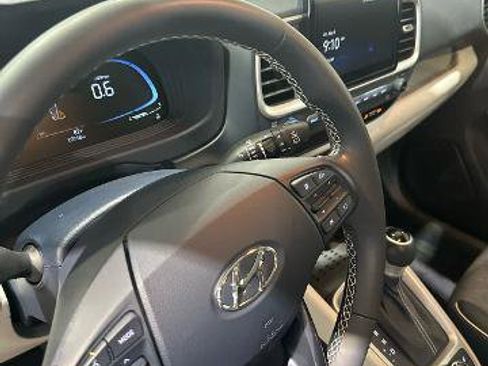 Used 2024 Hyundai Venue Limited FWD image 20