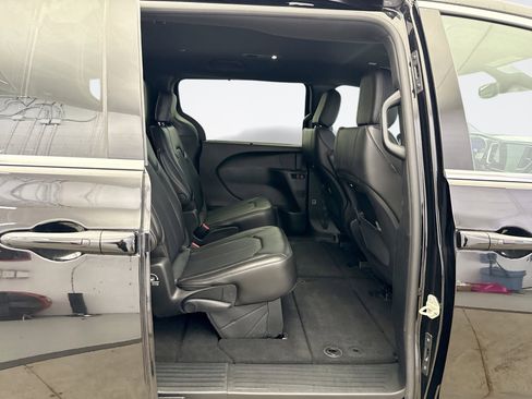 Used 2025 Chrysler Pacifica Select image 17