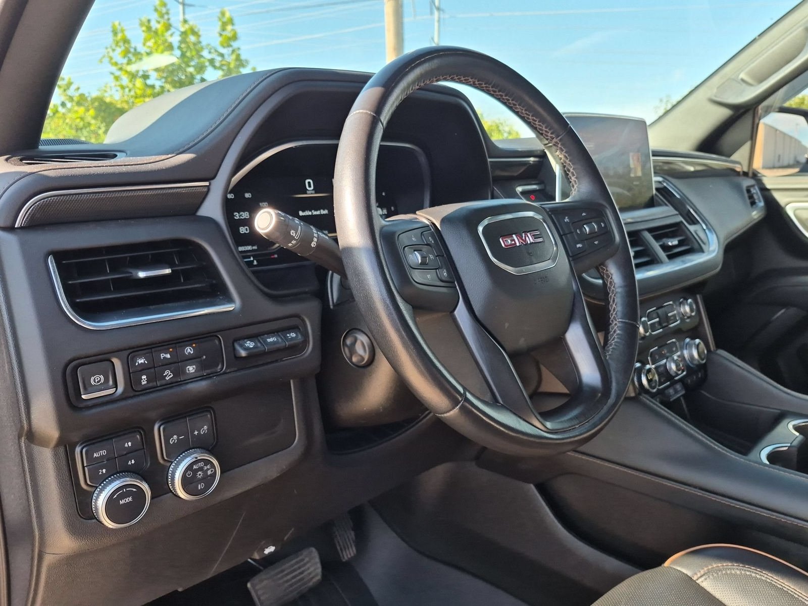 Used 2023 GMC Yukon AT4 w/ Technology Package AWD/4WD image 11