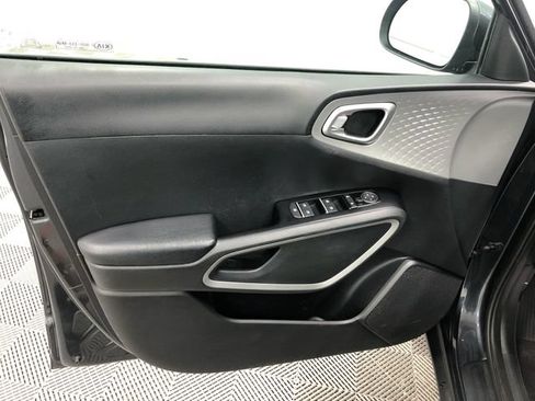 Used 2020 Kia Soul LX FWD image 17