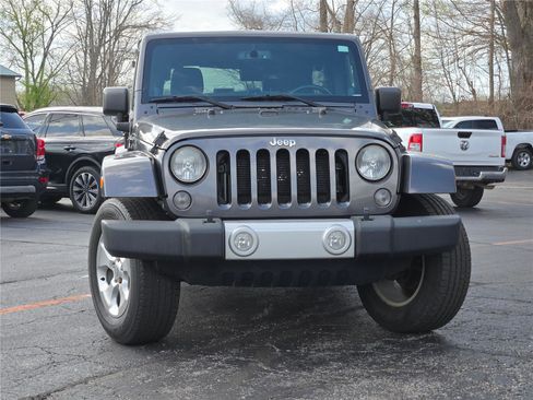 Used 2014 Jeep Wrangler Unlimited Sahara AWD/4WD image 3