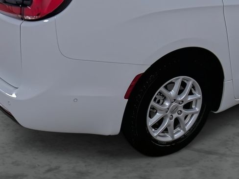 Used 2022 Chrysler Pacifica Touring-L w/ Uconnect Theater Family Group image 12