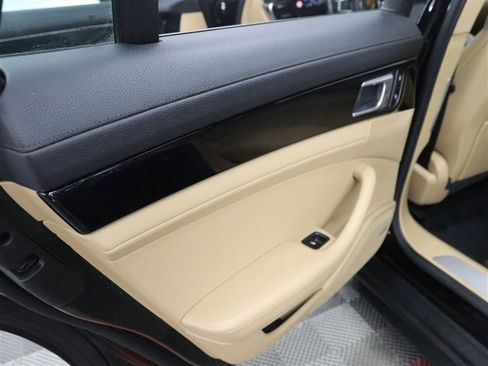 Used 2020 Porsche Panamera image 19