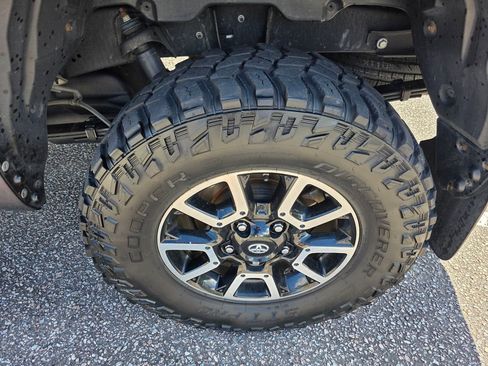 Used 2019 Toyota Tundra SR5 w/ SR5 Upgrade Package AWD/4WD image 33