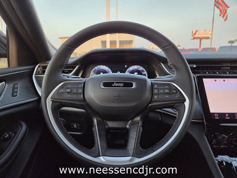 New 2025 Jeep Grand Cherokee Limited image 41