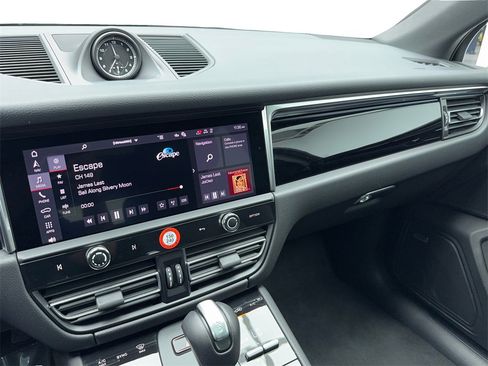 Used 2025 Porsche Macan w/ Premium Package Plus image 23