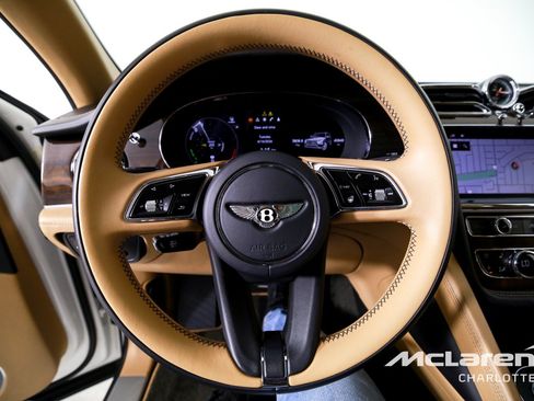 Used 2021 Bentley Bentayga Plug-In Hybrid AWD/4WD image 14