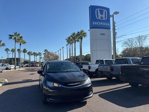 Used 2017 Chrysler Pacifica Touring image 1
