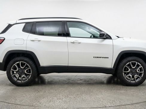 Used 2025 Jeep Compass Trailhawk image 9