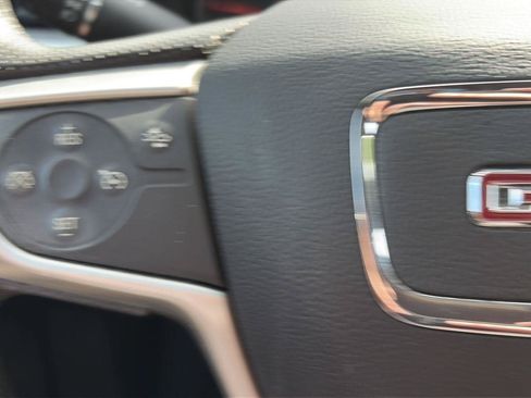 Used 2022 GMC Acadia SLE w/ Driver Convenience Package FWD image 10