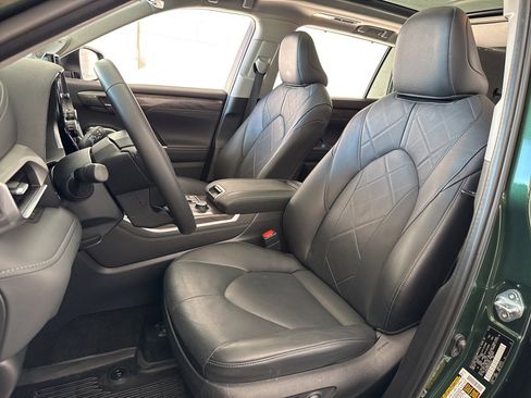 Used 2024 Toyota Highlander Platinum image 17