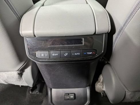 Used 2023 Toyota Highlander XLE AWD/4WD image 27