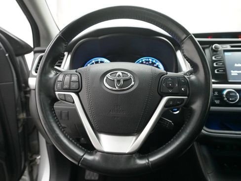 Used 2018 Toyota Highlander XLE AWD/4WD image 4