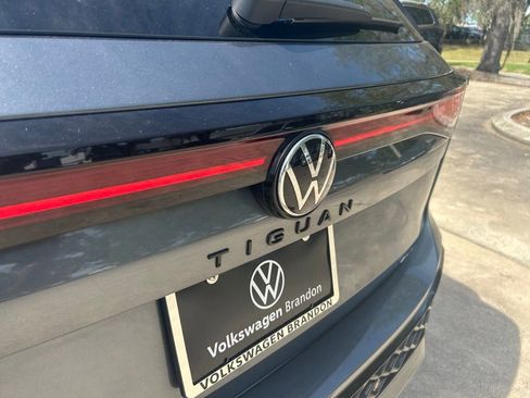 Certified 2025 Volkswagen Tiguan SE R-Line AWD/4WD image 33