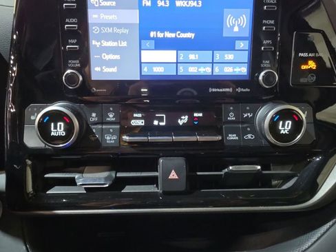 Used 2021 Toyota Highlander XLE AWD/4WD image 17