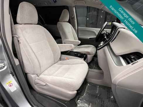 Used 2019 Toyota Sienna LE image 7