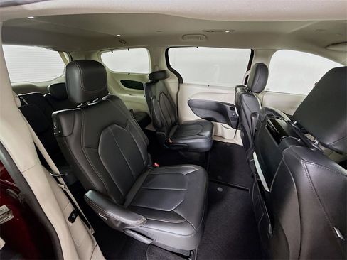 Used 2020 Chrysler Pacifica Touring-L Plus image 29