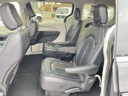 Used 2022 Chrysler Pacifica Touring-L image 25