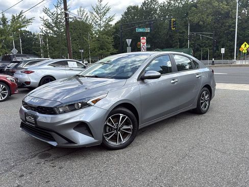 Used 2023 Kia Forte LXS w/ LXS Technology Package FWD image 3
