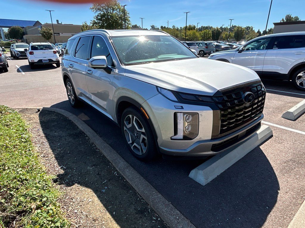 Used 2024 Hyundai Palisade SEL w/ Premium Package FWD image 3