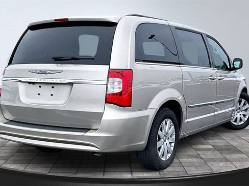 Used 2014 Chrysler Town & Country Touring image 2